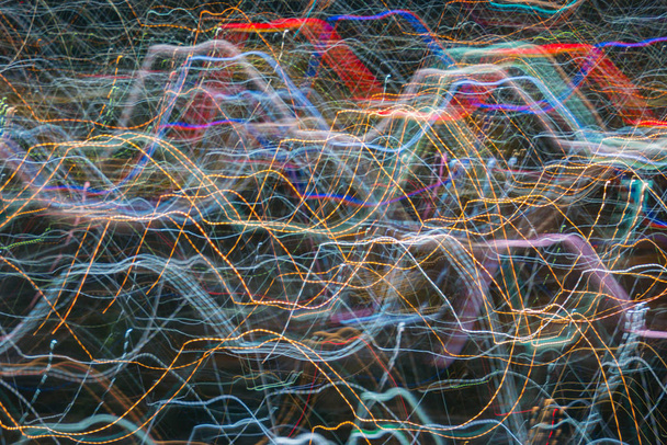 световые линии с длительной экспозицией, скорость движения абстрактный фон в темноте ночи, эффект масштабирования взрыва, увеличение вспышки света в городе
 - Фото, изображение