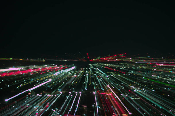 lichte lijnen met lange blootstelling, snelheid beweging abstracte achtergrond in de donkere nacht, blast zoom effect, zoom uitbarsting van licht in de stad - Foto, afbeelding