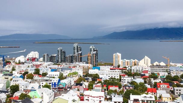 Reykjavik stad met haven en kust van de Atlantische Oceaan - Foto, afbeelding