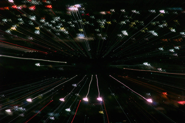 lignes lumineuses avec une longue exposition, mouvement de vitesse fond abstrait dans la nuit noire, effet de zoom souffle, zoom éclat de lumière dans la ville
 - Photo, image