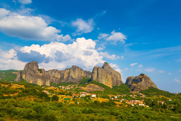 メテオラの岩と、風景と山の風景が岩の上の修道院の場所します。. - 写真・画像