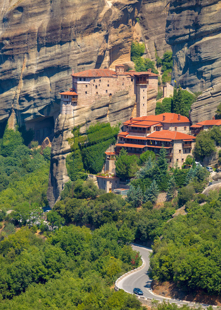 Paisaje de montaña con rocas de Meteora y monasterio de Roussanou, lugar de paisaje de monasterios en la roca
. - Foto, imagen