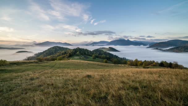 山の時間経過の美しい国の上を移動する雲と霧の朝日の出 - 映像、動画