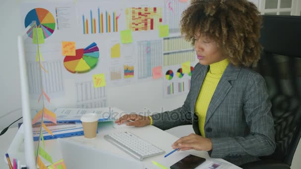 Концентрированная женщина за компьютером в офисе
 - Кадры, видео