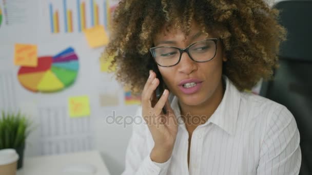 mladá žena mluví na smartphone v kanceláři - Záběry, video