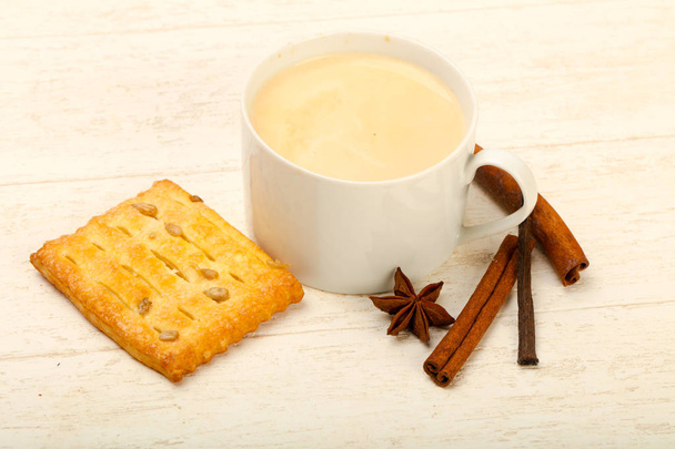 Koffie met gebak geserveerd cinnamom - Foto, afbeelding