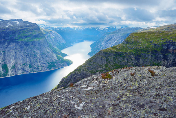 Widok z urwiska Trolltunga w Norwegii - Zdjęcie, obraz