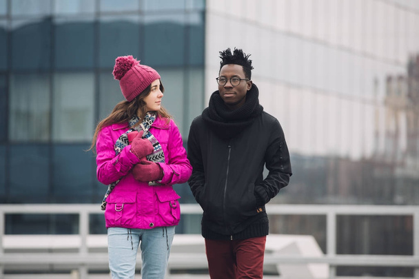 Vrienden van de multiraciale studenten ga en spreken in de winter lopen - Foto, afbeelding