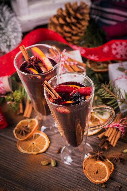 Mulled wine with fruits, cinnamon sticks, anise and decorations - Fotografie, Obrázek