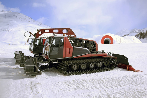 Lumi kone lumen peitossa maisema Alppien Sveitsissä
 - Valokuva, kuva