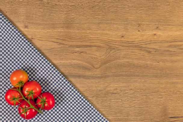 Włoskie jedzenie i surowce na podłoże drewniane. Widok z góry  - Zdjęcie, obraz