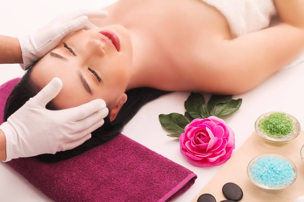 Masseur faisant un massage sur le corps de la femme dans le salon de spa. Concept de traitement beauté - Photo, image
