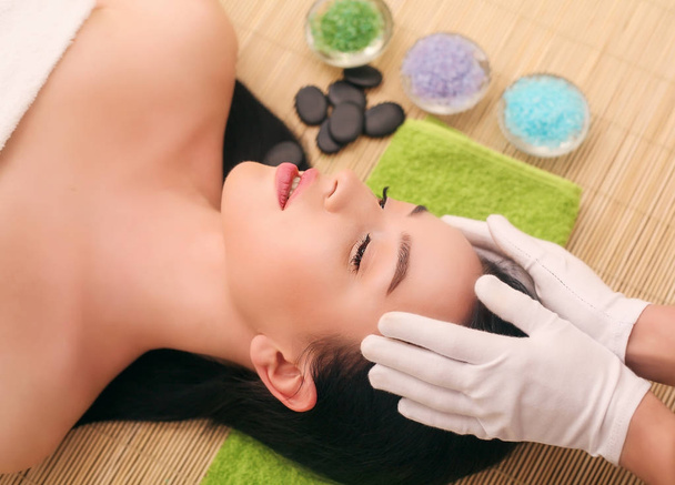 Masör spa salonunda kadın vücuduna masaj yapıyor. Güzellik tedavi konsepti - Fotoğraf, Görsel