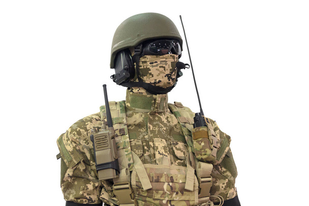 Schaufensterpuppe in Helm, Militäruniform und mit Kommunikationswerkzeugen isoliert auf weißem Hintergrund. Waffen - Foto, Bild