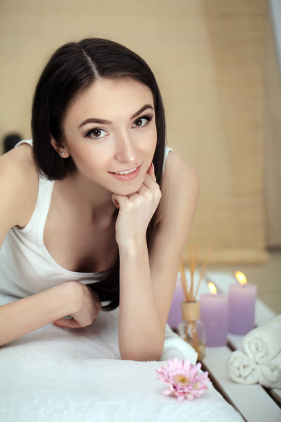 Woman's Health. Closeup Portrait Of Beautiful Smiling Woman With Fresh Face, Soft Skin Having Fun Lying On White Bed. Healthy Happy Girl With Natural Makeup Relaxing Indoors. Beauty, Skin Care Concept - 写真・画像