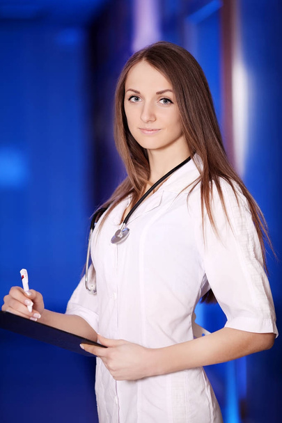 Tıp. Sağlık ve tıp - kadın doktor bir stetoskop ile boş bir kavramdır. Genç bir kadın. Yüksek lisans. Beyaz elbise. İyi gülümsüyor - Fotoğraf, Görsel