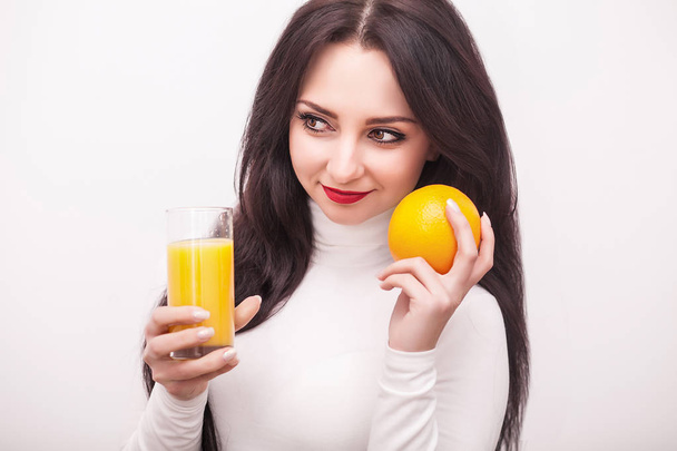 Диета. Здоровое питание. Молодая женщина пьет свежий апельсиновый сок. C
 - Фото, изображение