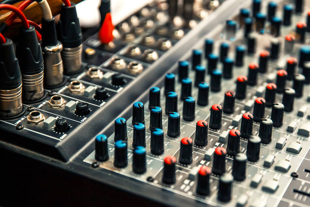 imagen de un fragmento de un mezclador de sonido de estudio en primer plano con reguladores y cables
 - Foto, Imagen