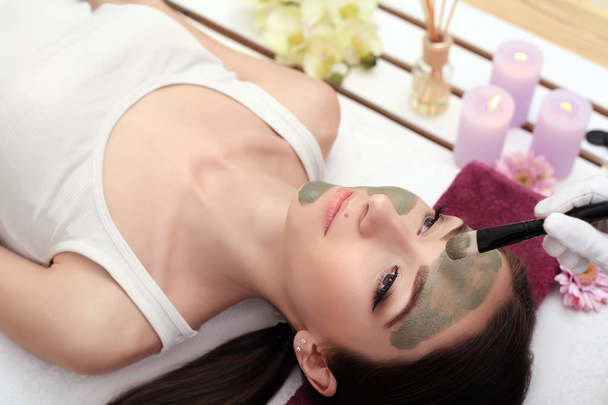 Spa kezelés a fiatal nő, miután arcpakolás szépségszalon - - Fotó, kép