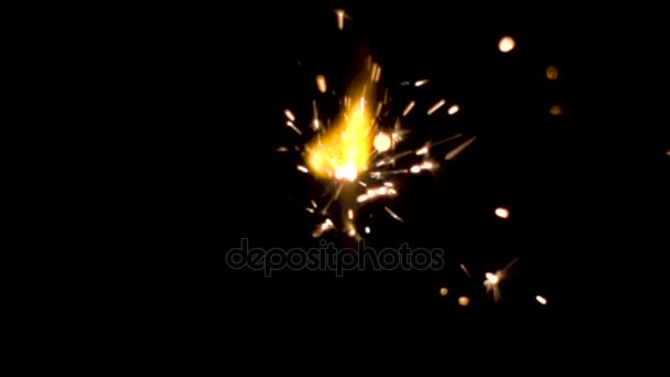 クリスマスの線香花火が黒い背景に分離されました。ベンガルの火 - 映像、動画