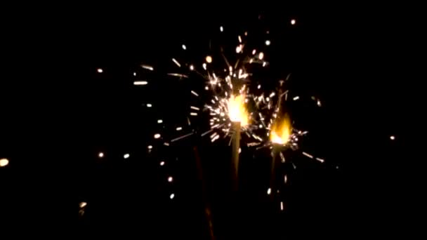クリスマスの線香花火が黒い背景に分離されました。ベンガルの火 - 映像、動画