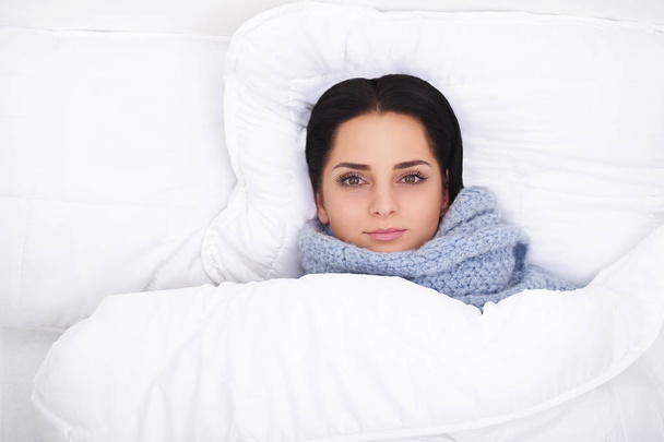 病気の女性。インフルエンザ。冷たい毛布保有物の下で横になっている少女、  - 写真・画像