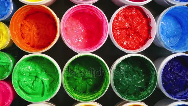 Plastisol μελάνι δοχεία με μπλουζάκι factory.several χρώμα plastisol μελάνι κουτιά σε εργοστάσιο που χρησιμοποιούν plastisol μελάνι για ναΕκτυπώστε μπλουζάκι και εκτύπωση σε ύφασμα .including αποχρώσεις ζεστές color.shades δροσερό χρώμα. - Πλάνα, βίντεο