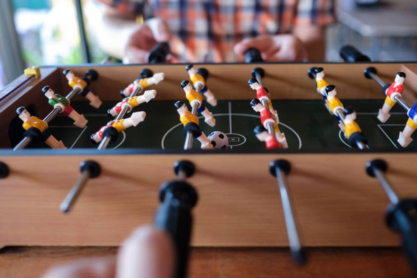 彼の友達と男テーブル サッカー サッカー ゲームをクローズ アップ - 写真・画像