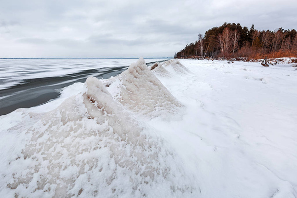 Ice pyramid on the river. The Ob River, Siberia - 写真・画像