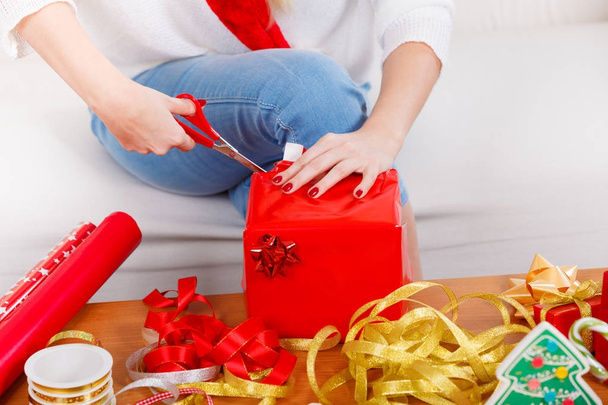 Woman in hands preparing christmas gifts - Foto, Bild