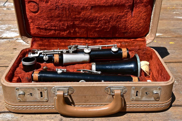 Un viejo clarinete se almacena en una maleta de transporte vintage
 - Foto, Imagen