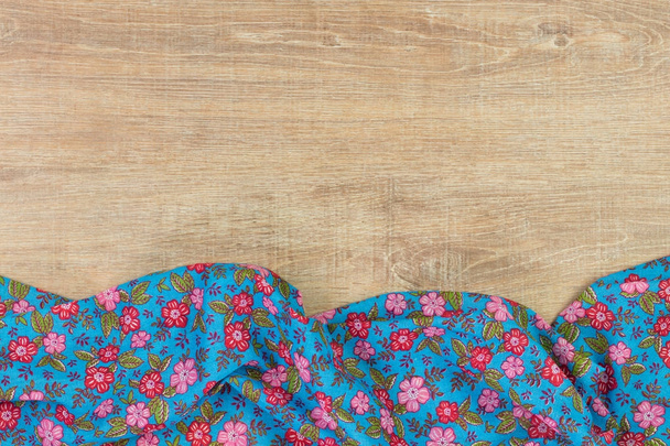 Serviette en tissu motif floral sur fond bois vide
. - Photo, image