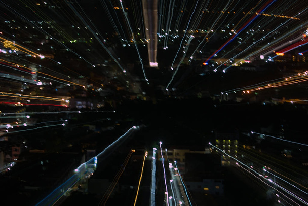 長時間露光、暗い夜、爆破ズーム効果、都市の光のズーム バースト速度運動の抽象的な背景と光行 - 写真・画像