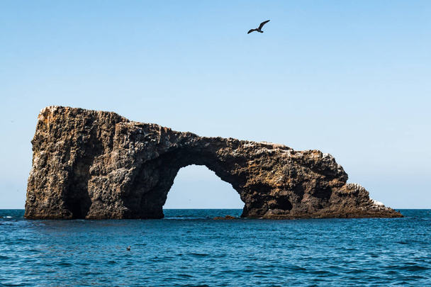 Kaya, doğal köprüden Ventura, California sahil Anacapa Island Kanal Adaları Milli Parkı'nda yay. - Fotoğraf, Görsel