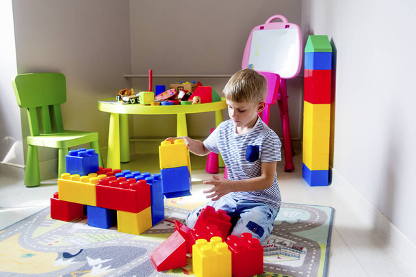 Kid playing with construction blocks - Foto, afbeelding