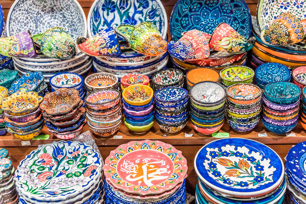 Kokoelma perinteistä turkkilaista keramiikkaa myynnissä Grand Bazaarissa Istanbulissa, Turkissa. Värikäs keraaminen matkamuistoja
. - Valokuva, kuva