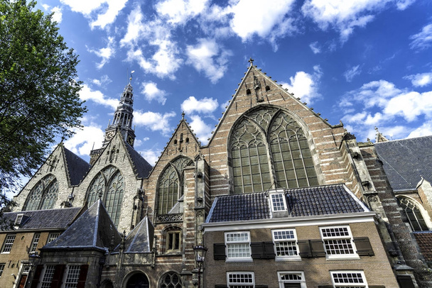 gevel van de Oude Kerk of oude kerk in Amsterdam, Nederland - Foto, afbeelding