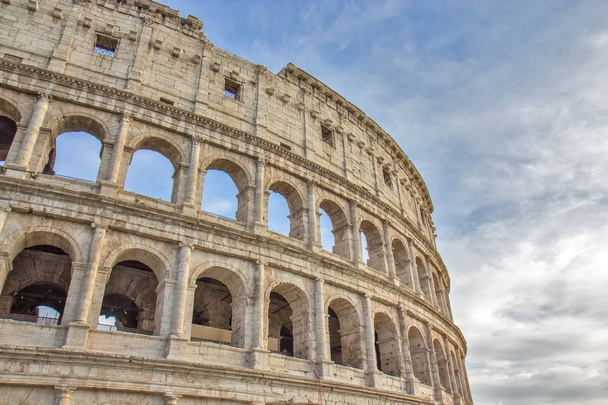 Parte do Coliseu Romano Amphiteater em Roma, Itália
 - Foto, Imagem