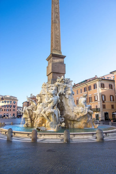 Brunnen der vier Flüsse auf der Piazza Navona, Rom  - Foto, Bild