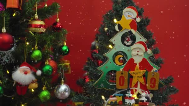 Concetto di stagione di saluto.Colpo di ornamenti su un grande albero di Natale con luce decorativa e neve che cade in 4k (UHD
) - Filmati, video