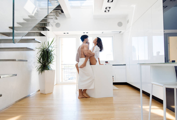 Couple of lovers in a penthouse - Foto, afbeelding