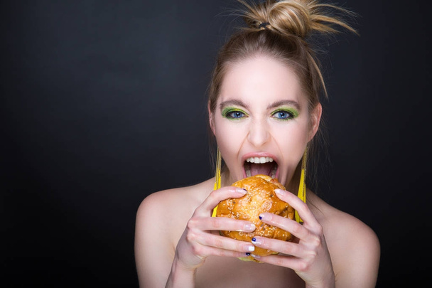 woman with big hamburger - Фото, изображение