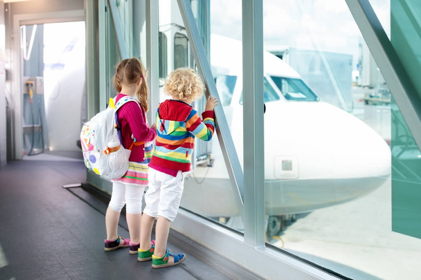 Çocuklar seyahat ve sinek. Havaalanında uçak, çocuk - Fotoğraf, Görsel