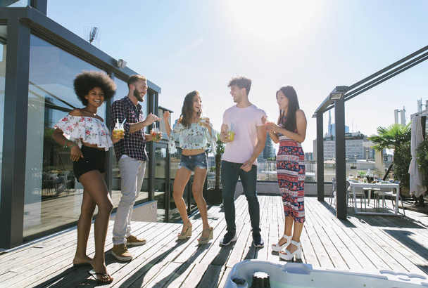 Friends partying on a rooftop - Foto, Bild