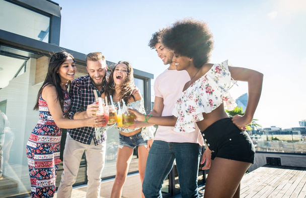 Friends partying on a rooftop - Foto, imagen