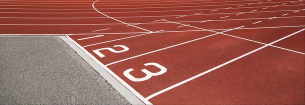 Ligne de départ sur une piste d'athlétisme avec des numéros et des lignes de démarcation dans un format horizontal
 - Photo, image