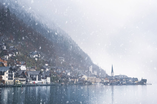 Ciudad montañosa austriaca bajo nieve
 - Foto, imagen
