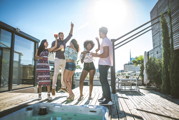 Friends partying on a rooftop - Фото, зображення
