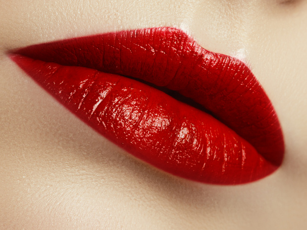 Close-up of woman's lips with fashion red make-up. Beautiful female mouth, full lips with perfect makeup. Classic visage. Part of female face. Macro shot of beautiful make up on full lips - Foto, Bild