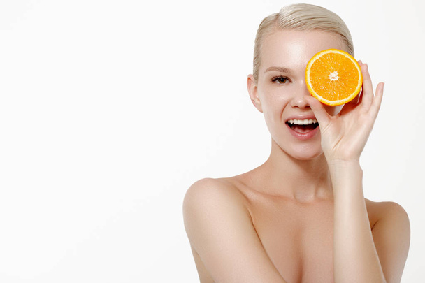 Улыбающаяся девушка со свежими фруктами. Красотка берет сочные апельсины. Радостная девушка с веснушками. Концепция здорового питания. Профессиональный макияж Оранжевый кусок
 - Фото, изображение